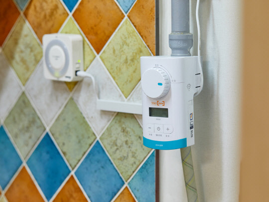 SK텔레콤은 사회복지법인 '따뜻한동행'과 함께 사물인터넷(IoT) 기술을 활용해 장애인들을 위한 '스마트홈 드림하우스' 사업을 시작한다. 사진은 SK텔레콤이 지원하는 '스마트홈' 서비스 적용 기기 <SK텔레콤 제공>